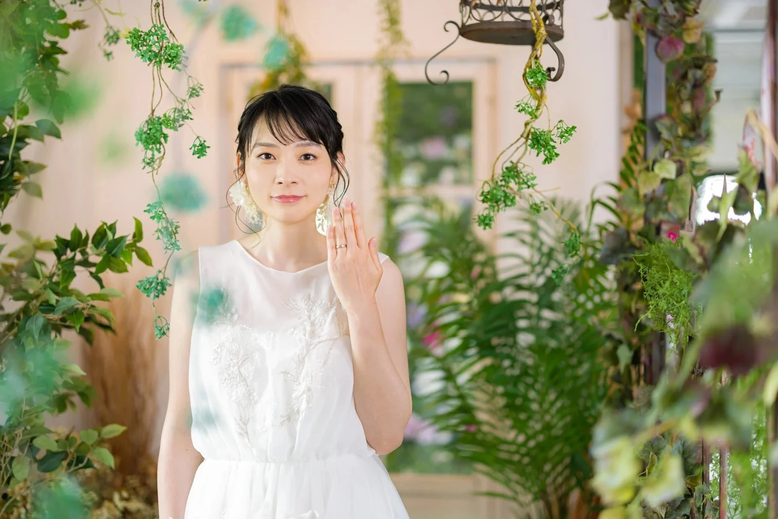 結婚指輪を手に前を向く花嫁
