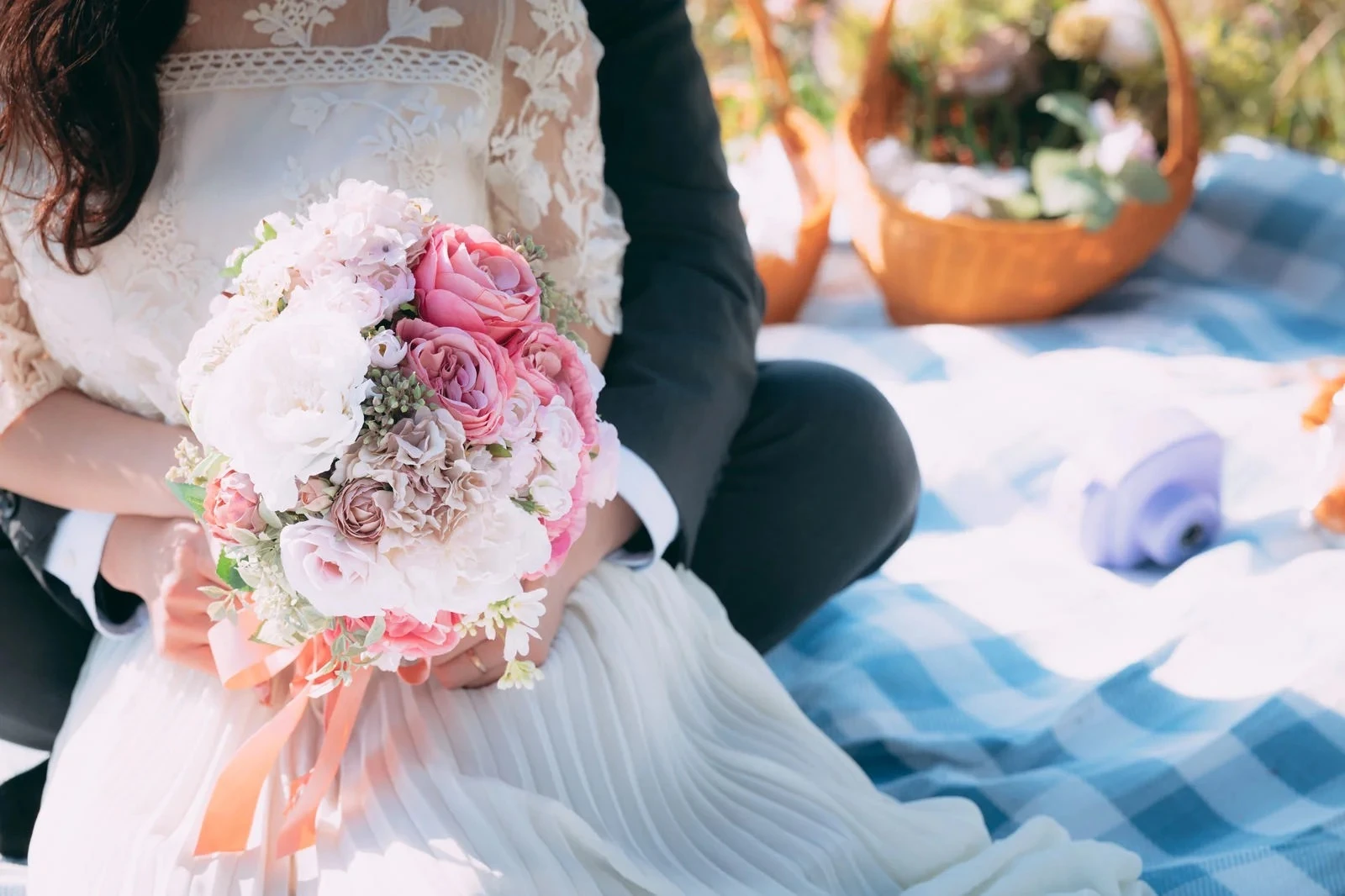 後ろからハグされ花束を持つ花嫁