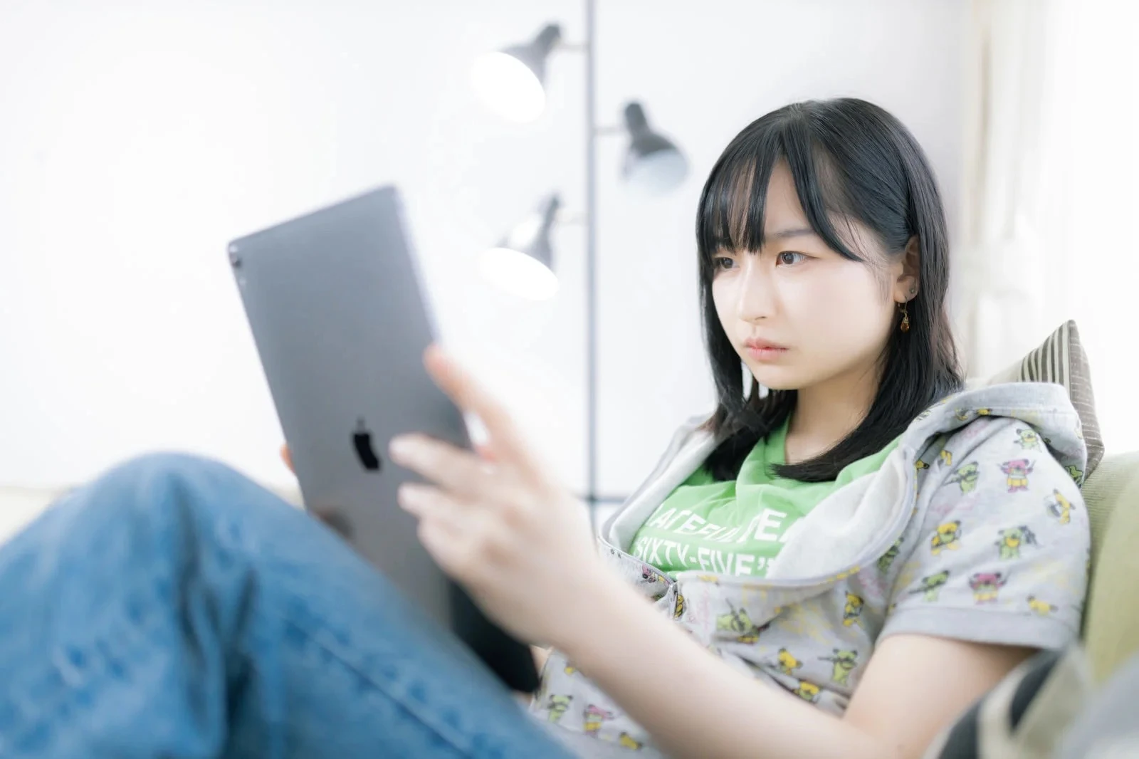 タブレットを片手にひたすら待つ女性