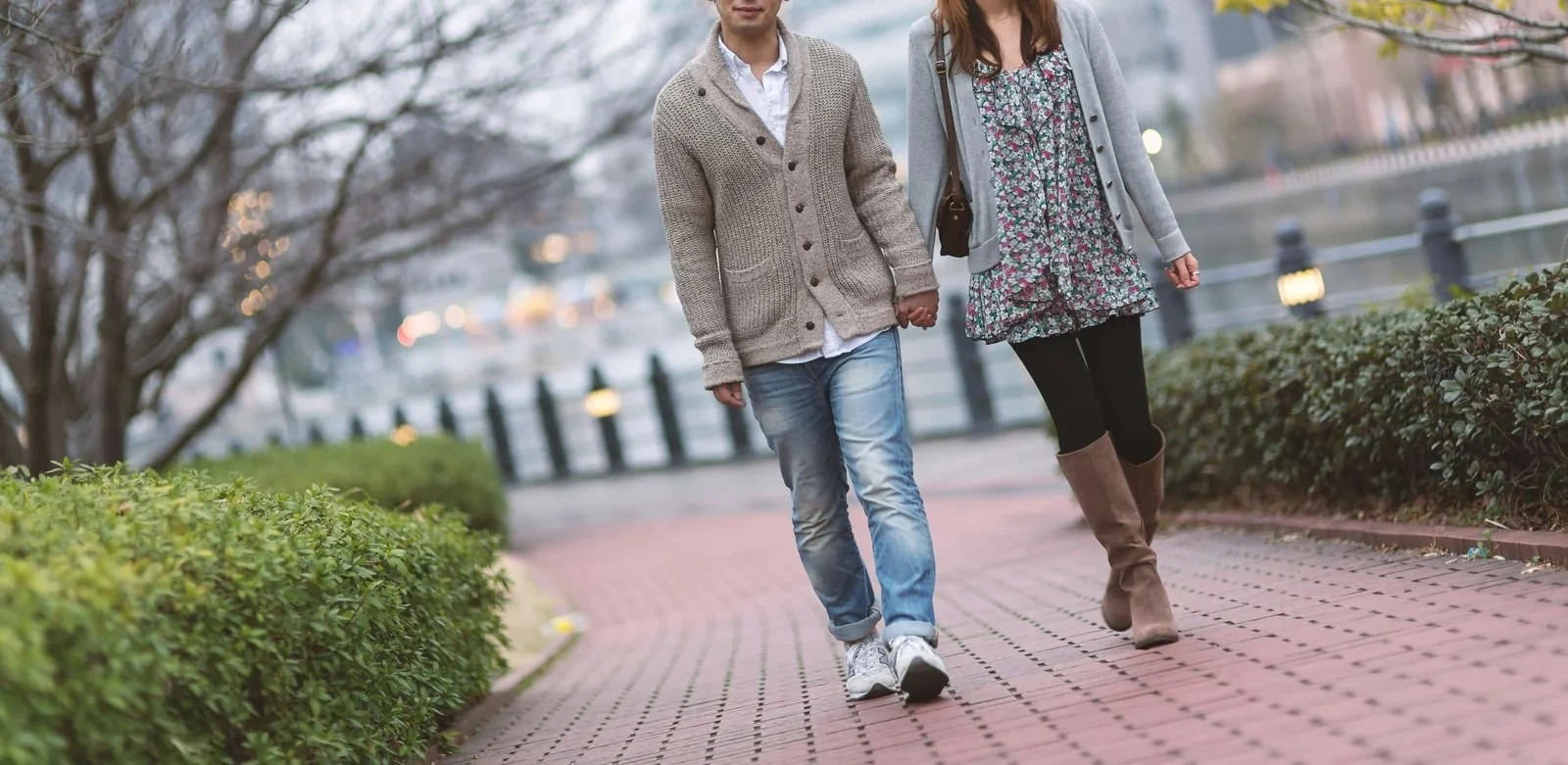 街中を歩くデート中の若い男女