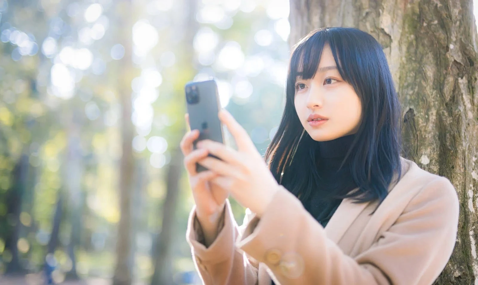 スマホと睨めっこする若い女性