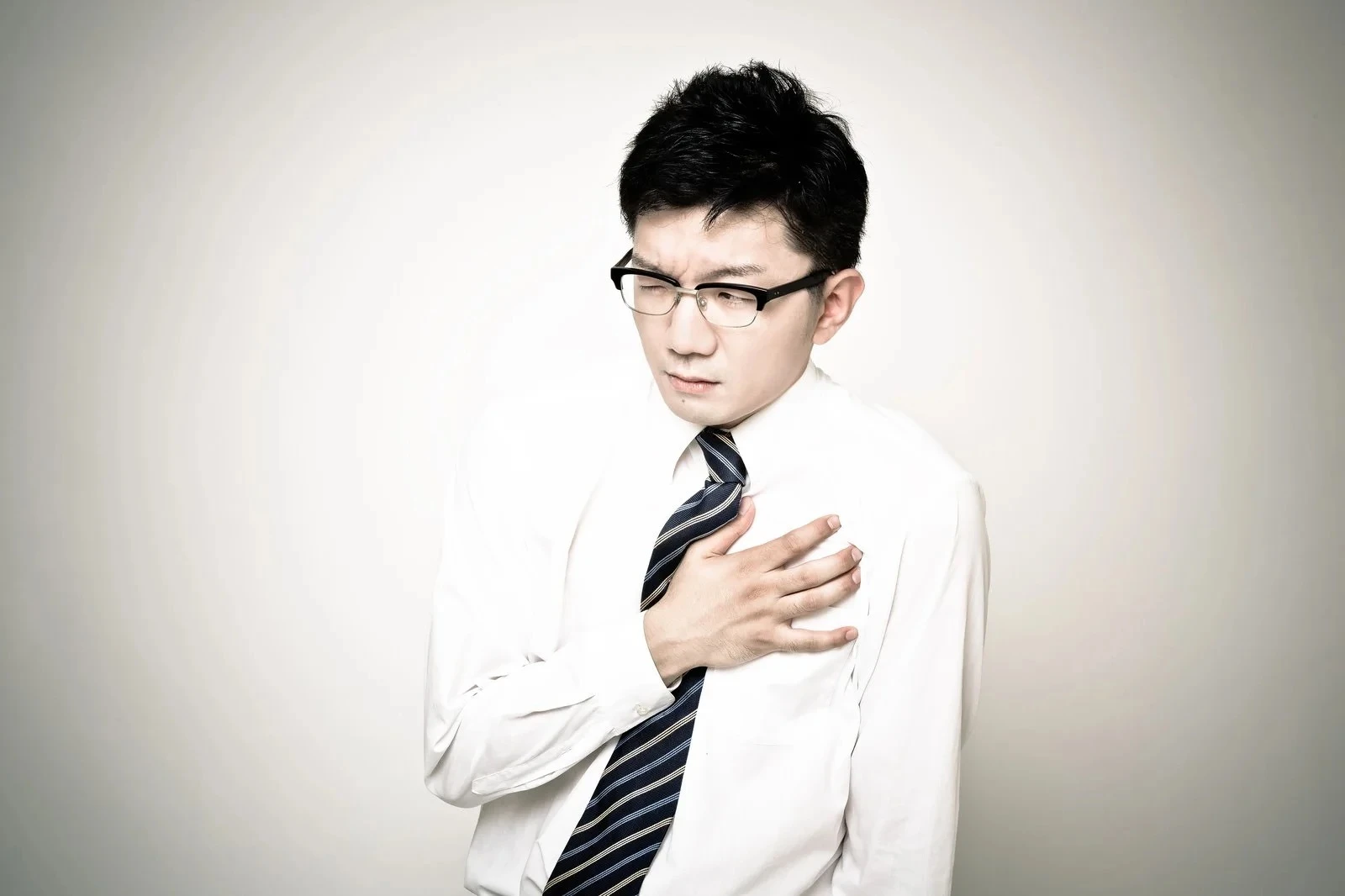 ショックな結果で胸が痛む婚活男性