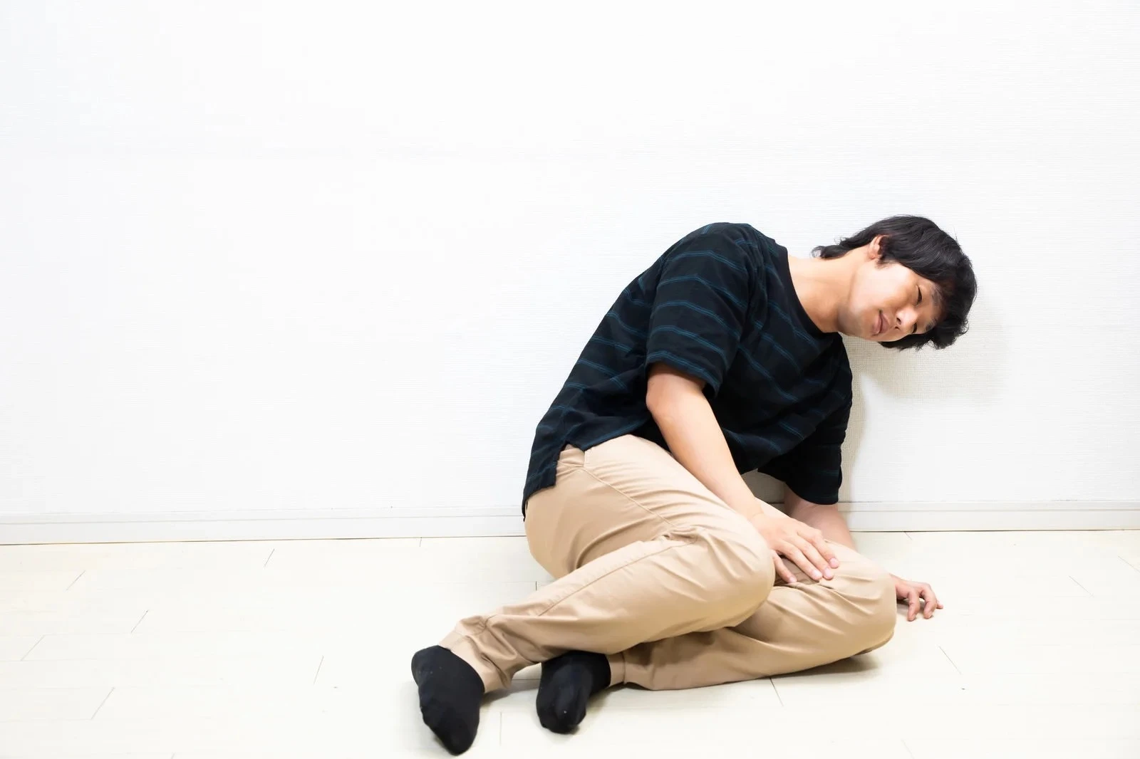 絶望して寝転ぶ若い婚活男性