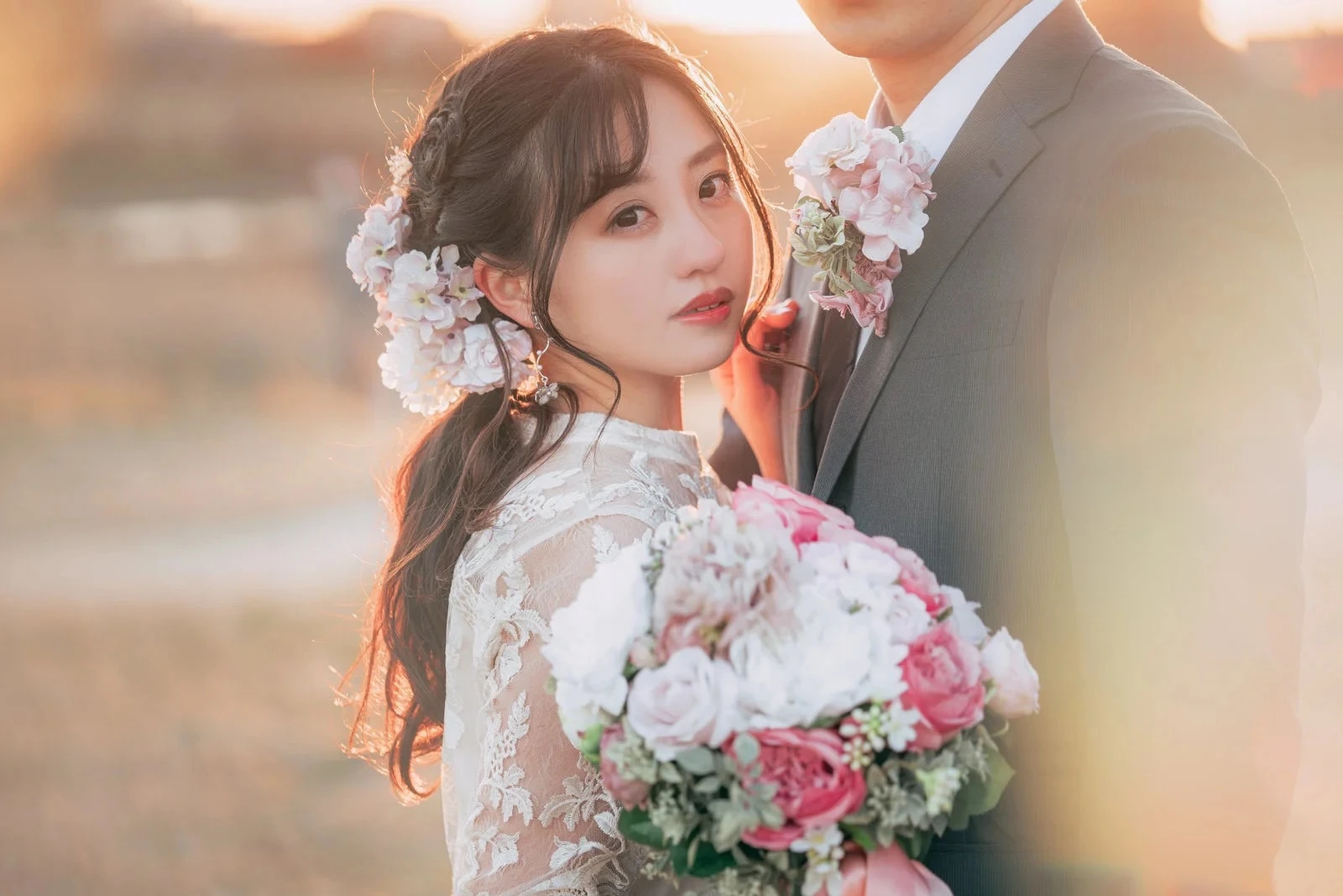 花束を胸に抱き合う花嫁と花婿