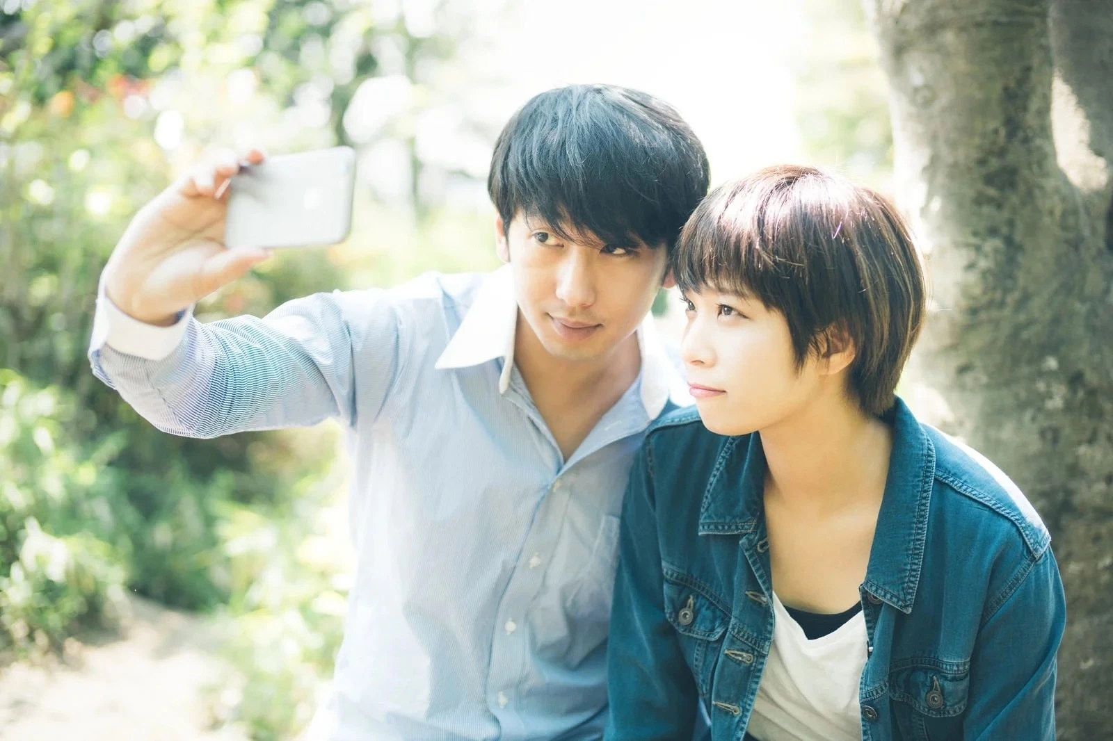 二人で自撮りに収まるカップル