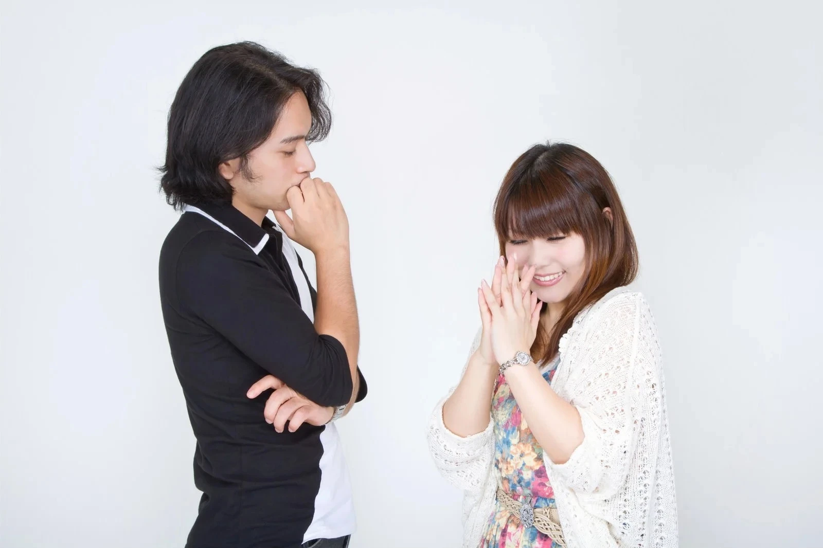 彼の見つめられて戸惑う彼女