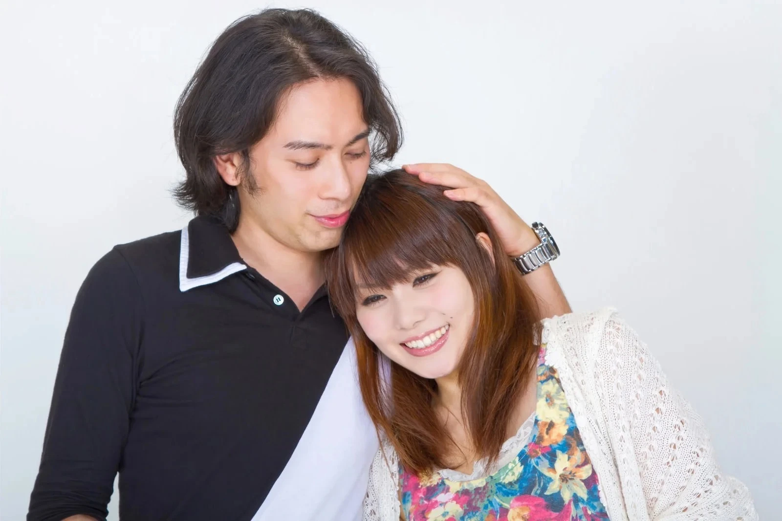 彼に頭をなでなでされ照れる女性