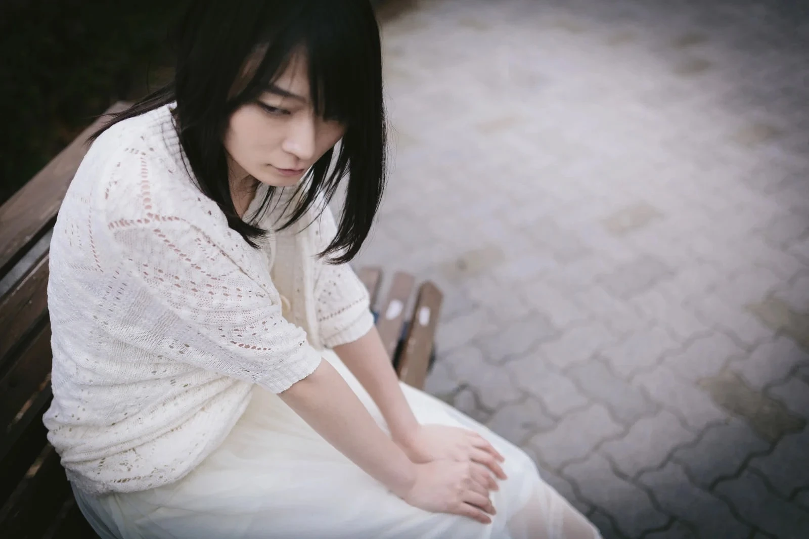 床に座り独り思い悩む若い女性