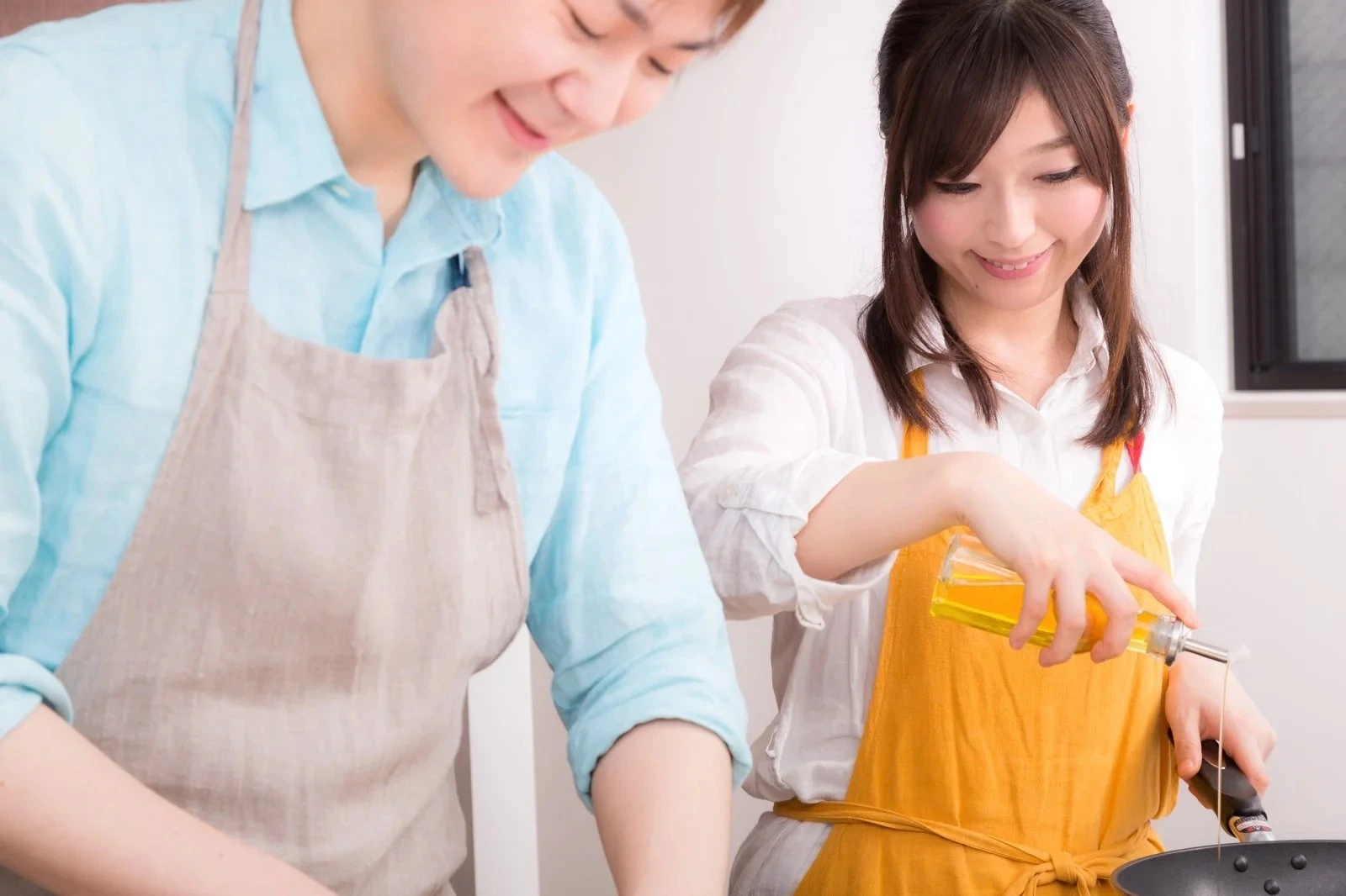 一緒に料理し合う仲の良い友達のようなカップル